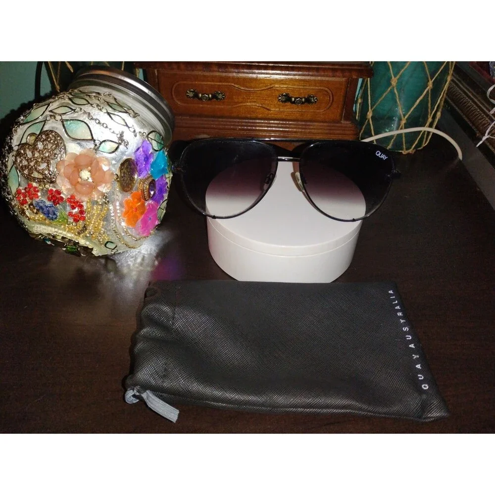 Quay Australia High Key 111 Aviator Sunglasses Black Gradient w/ Case Very Good